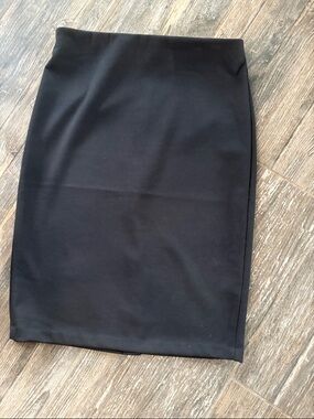 Classic Black Pencil Skirt 23 in length. Size 8